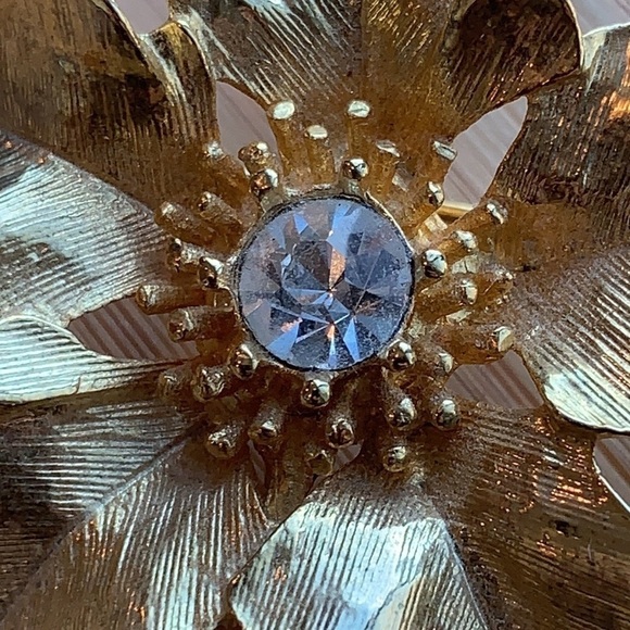 New View || Gold Toned Floral Pin Brooch - Picture 6 of 16